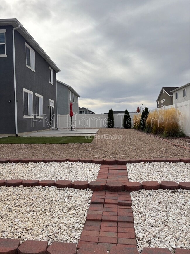 Building Photo - 1616 W Parkview Dr