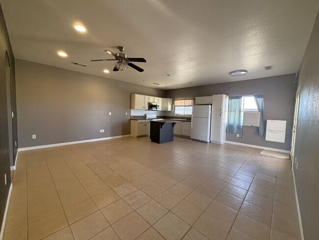 Foto del edificio - Charming Home Located in California City