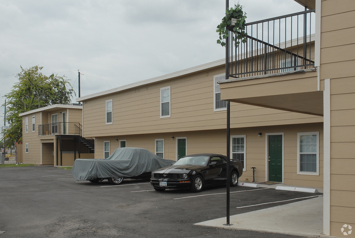 The Madison Apartment Homes - Garden Oaks Townhomes