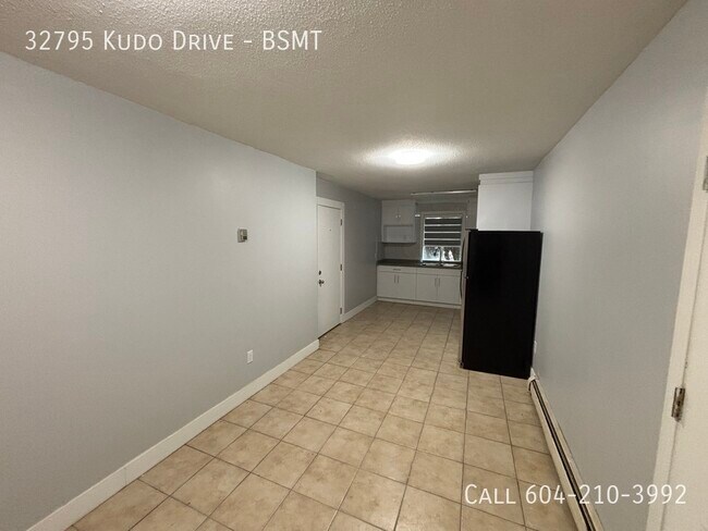 Photo du bâtiment - Bright Basement Suite with Large Bedrooms