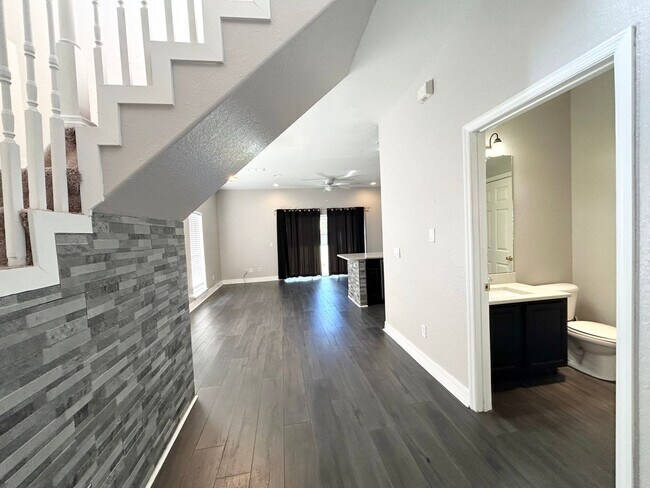 Building Photo - Beautiful 3/2.5 Modern Townhome with a Lar...