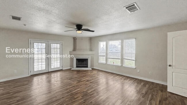 Building Photo - 4 Bed, 2.5 Bath Home with Garage / Pet-Friendly / Available Now!