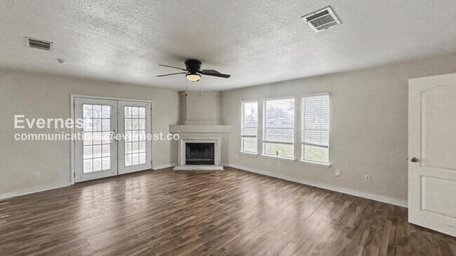 Foto del edificio - 4 Bed, 2.5 Bath Home with Garage / Pet-Friendly / Available Now!