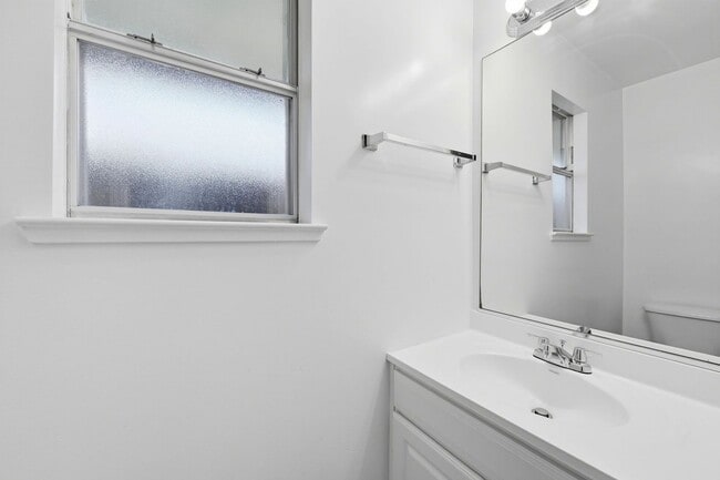 Building Photo - Spacious 2BD/1.5BA Fremont Townhouse | In-Unit W/D | Community Pool & Hot Tub | Carport Parking