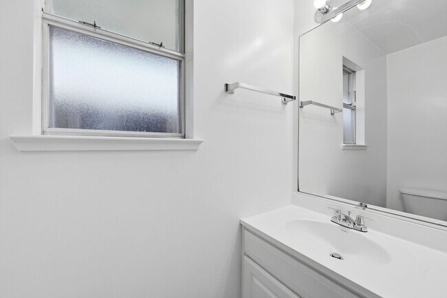 Foto del edificio - Spacious 2BD/1.5BA Fremont Townhouse | In-Unit W/D | Community Pool & Hot Tub | Carport Parking