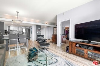 Building Photo - 13700 Marina Pointe Dr