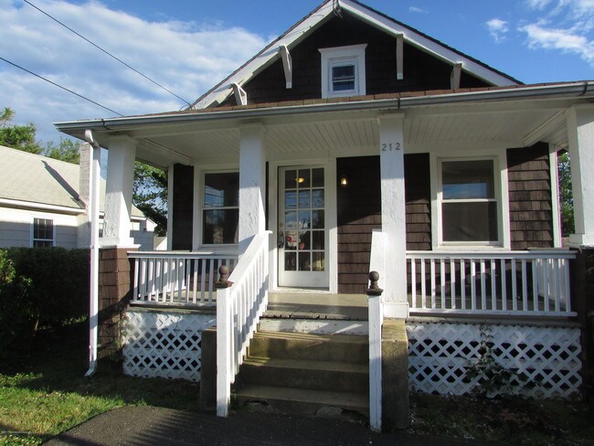 Building Photo - 212 Roosevelt Ave