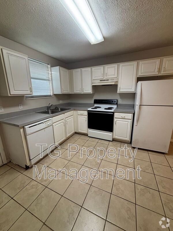 Building Photo - 325 5th St S