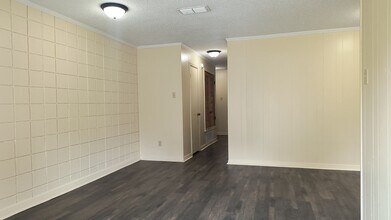 Building Photo - 3010 S Holly St