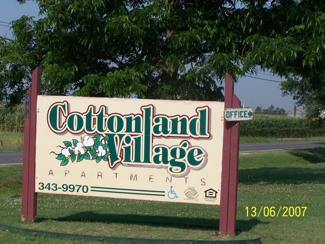 Letrero de entrada - Cottonland Village Apartments