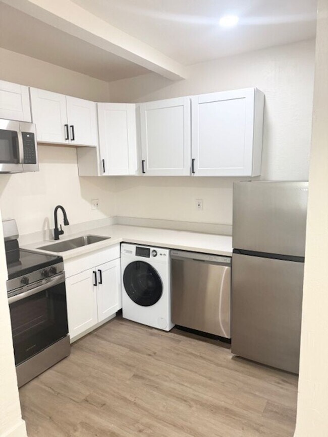 Foto del edificio - Unique Tri plex