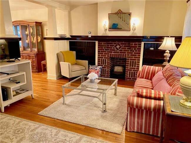 Foto del edificio - 1333 Cordova Rd