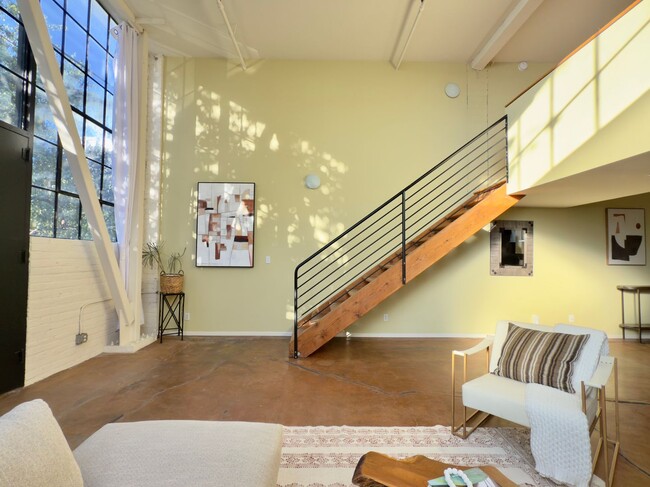Building Photo - Lake Merrit’s Desirable East Lake Loft! Sp...