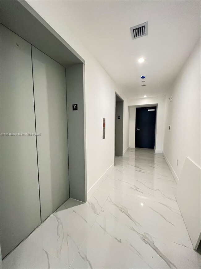 Foto del edificio - 700 NE 24th St