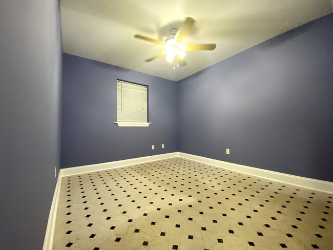 Building Photo - 3565 Kings Dr