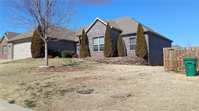Building Photo - 1610 Sweetbriar Way
