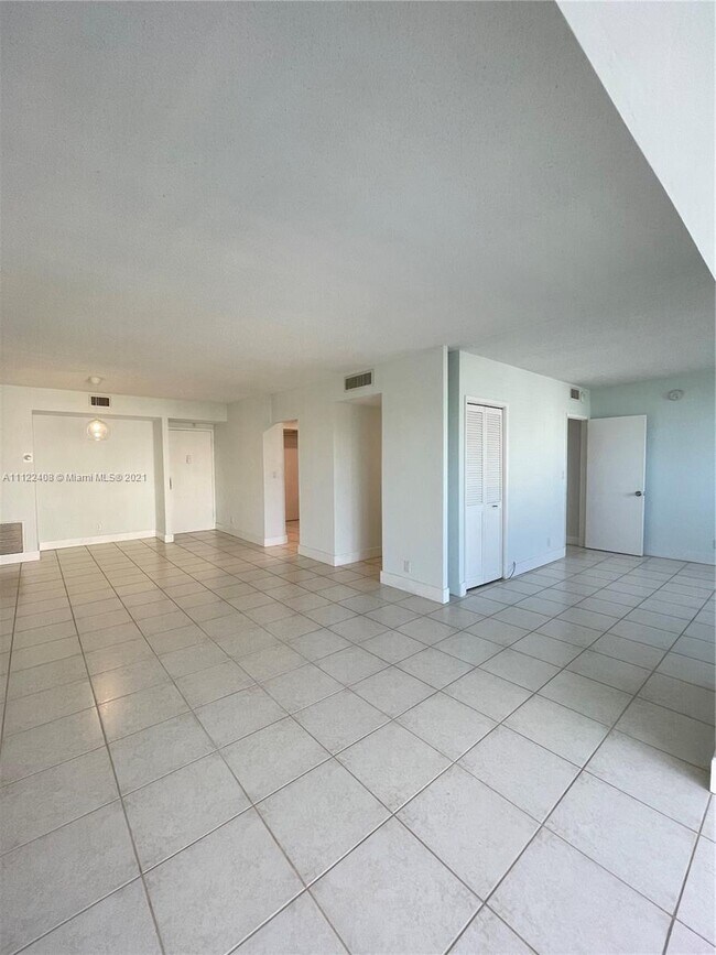 Building Photo - 4200 Hillcrest Dr