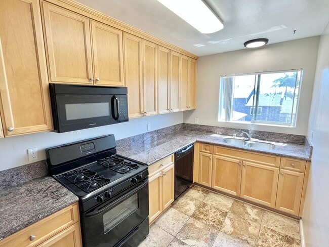 Building Photo - Remodelled 2 BR 2 BA Overlooking Pool