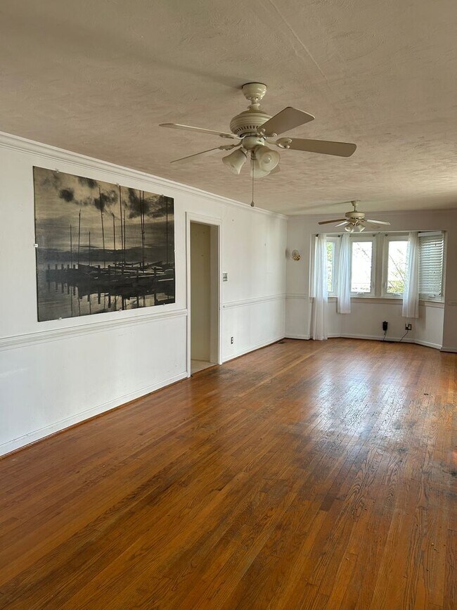 Building Photo - 3 Bed 2 Bath Coastal Living Near the Ocean...