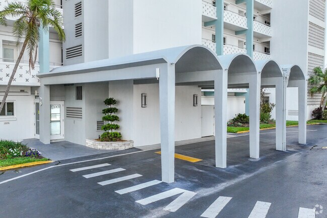 Entrada - Brightwaters Tower of Snell Isle