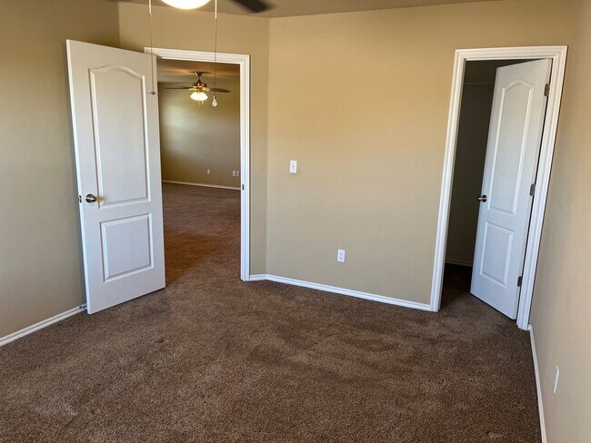 Foto del edificio - Available Now! - 3 bedrooms 2.5 bath