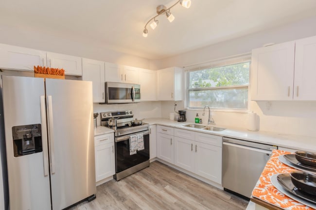 Building Photo - 1409 E Waters Ave