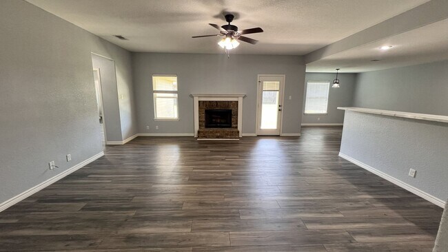 Foto del edificio - Move In Ready 4 Bedroom Home in Goodnight Ranch with Solar Panels!