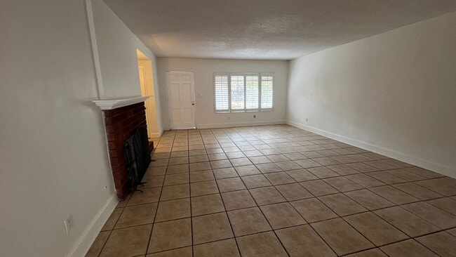 Building Photo - 3 Bed 2 Bath Downstairs Apartment For Rent...