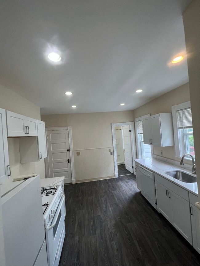 Building Photo - 37 Porter St