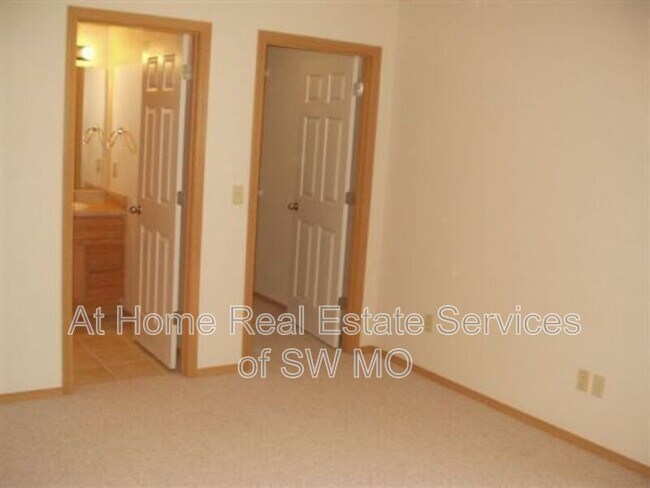 Foto del edificio - 1530 E Kerr St