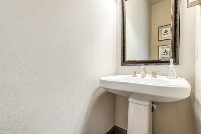Building Photo - 86 Aventura Pl