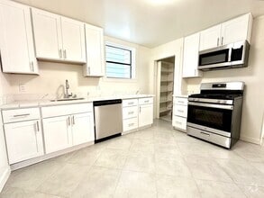 Building Photo - 362 Moultrie St