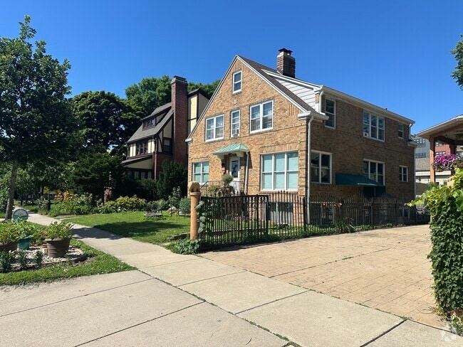 Building Photo - 418 W Shore Dr