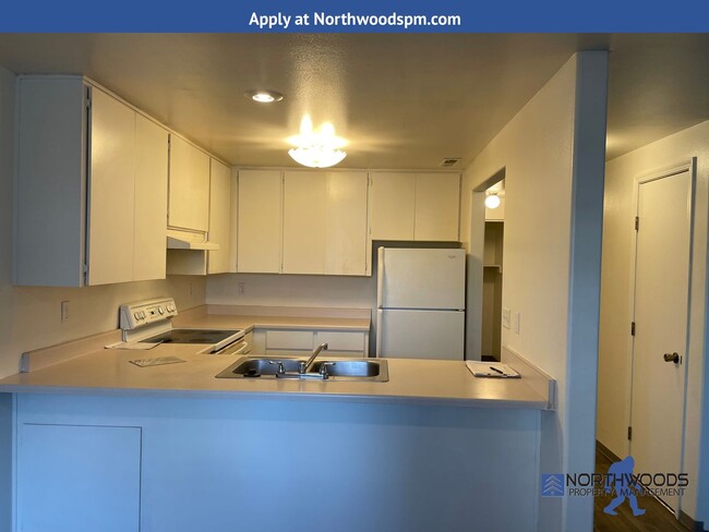 Building Photo - Nice 2 Bedroom 1 Bath Apartment