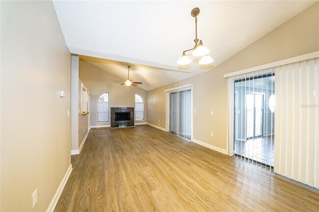 Foto del edificio - 5007 Swallow Dr