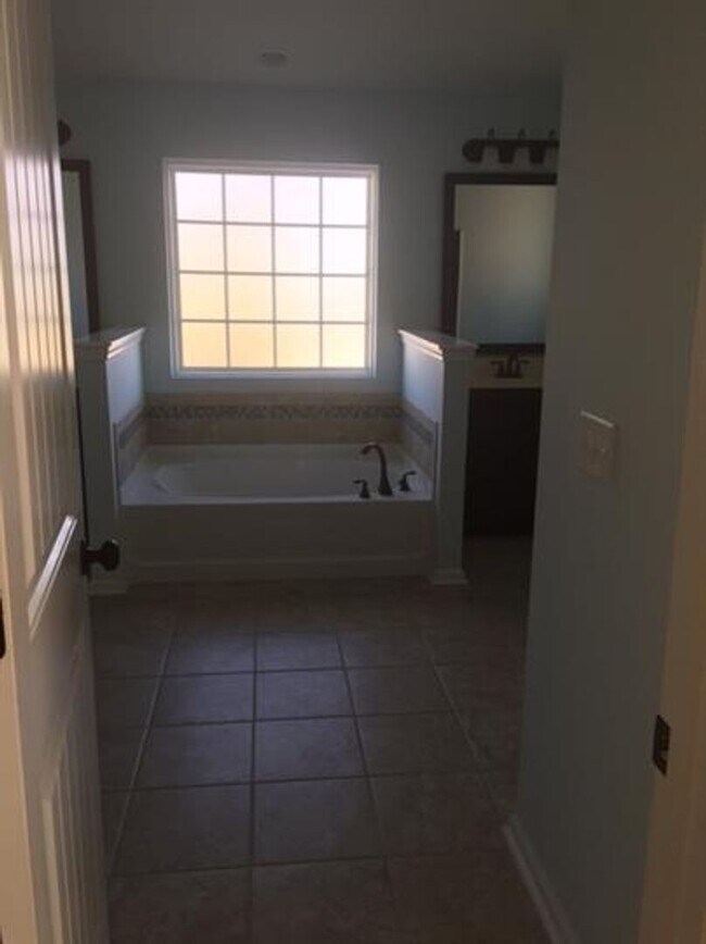 Foto del edificio - 607 Red Oak Ln