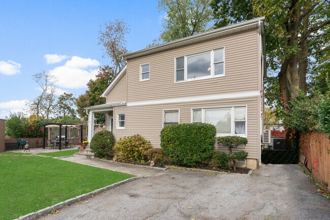 Building Photo - 613 Meadow St