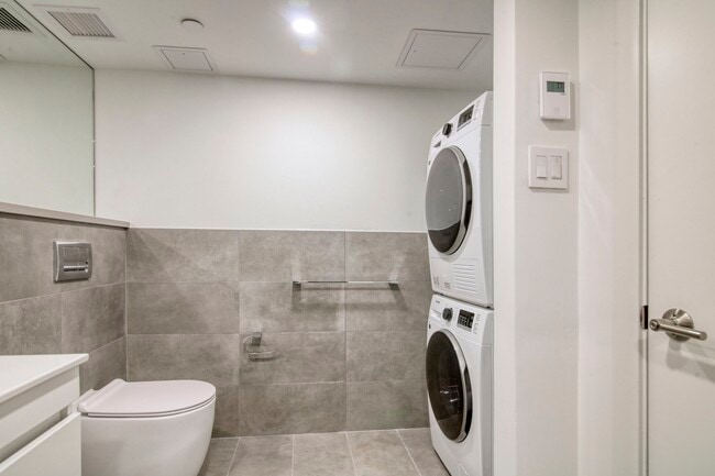 Building Photo - 3460 Rue Peel