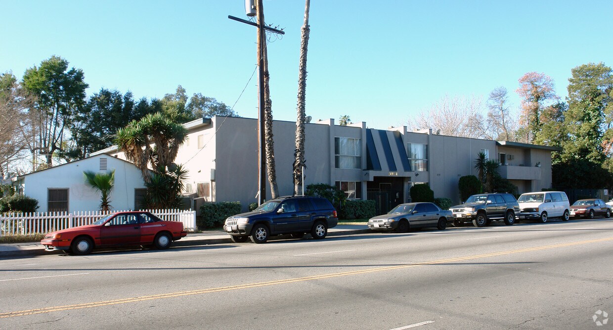 Building Photo - 14814 Vanowen St