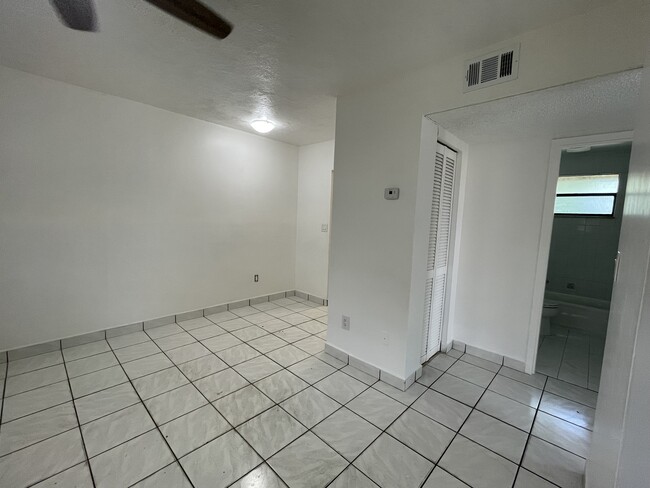 Building Photo - 6030 SW 32nd St