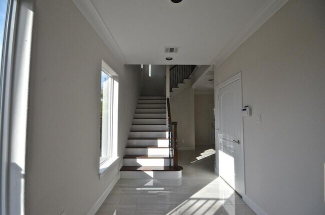 Building Photo - 1310 Reinerman St