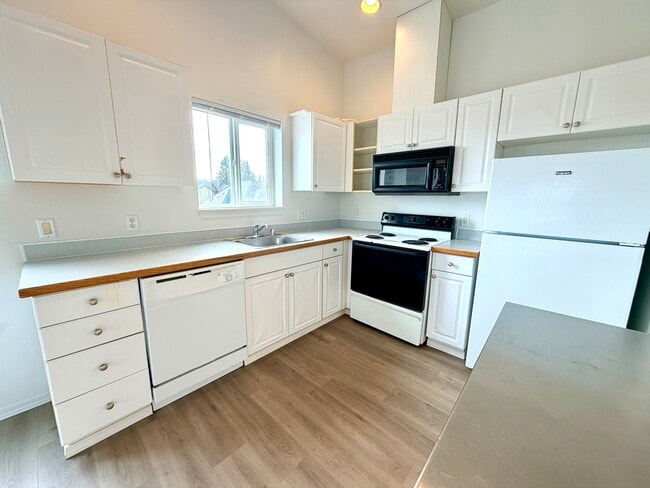 Large Kitchen - 937 N 86th St