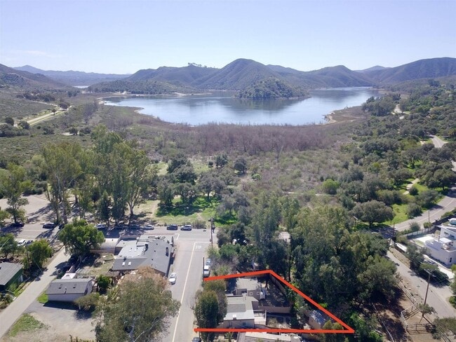 closest house to Lake Hodges - 20112 Date Ln