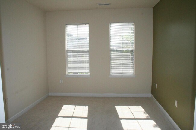 Building Photo - 42381 Goldenseal Square