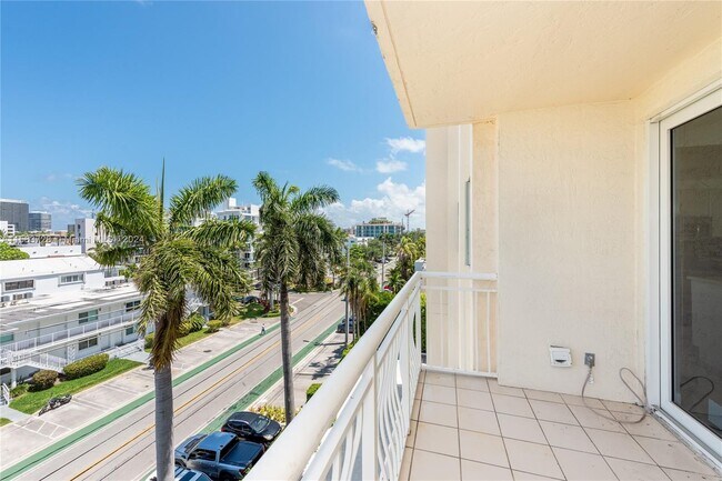 Foto del edificio - 10140 W Bay Harbor Dr