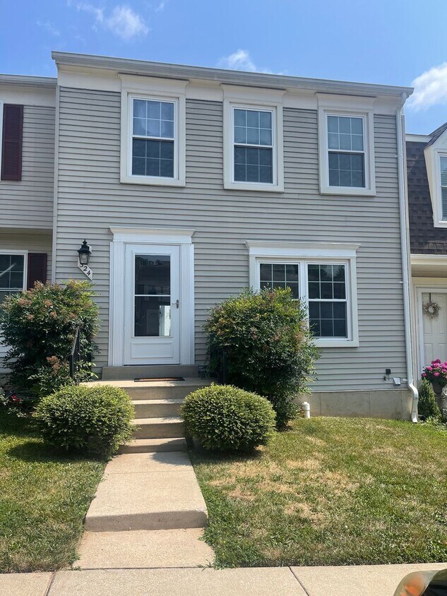 Primary Photo - WELL MAINTAINED 3 LEVEL TOWNHOUSE WITH 3.5...