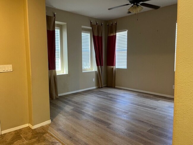 Building Photo - Beautiful Orchard Glen home..