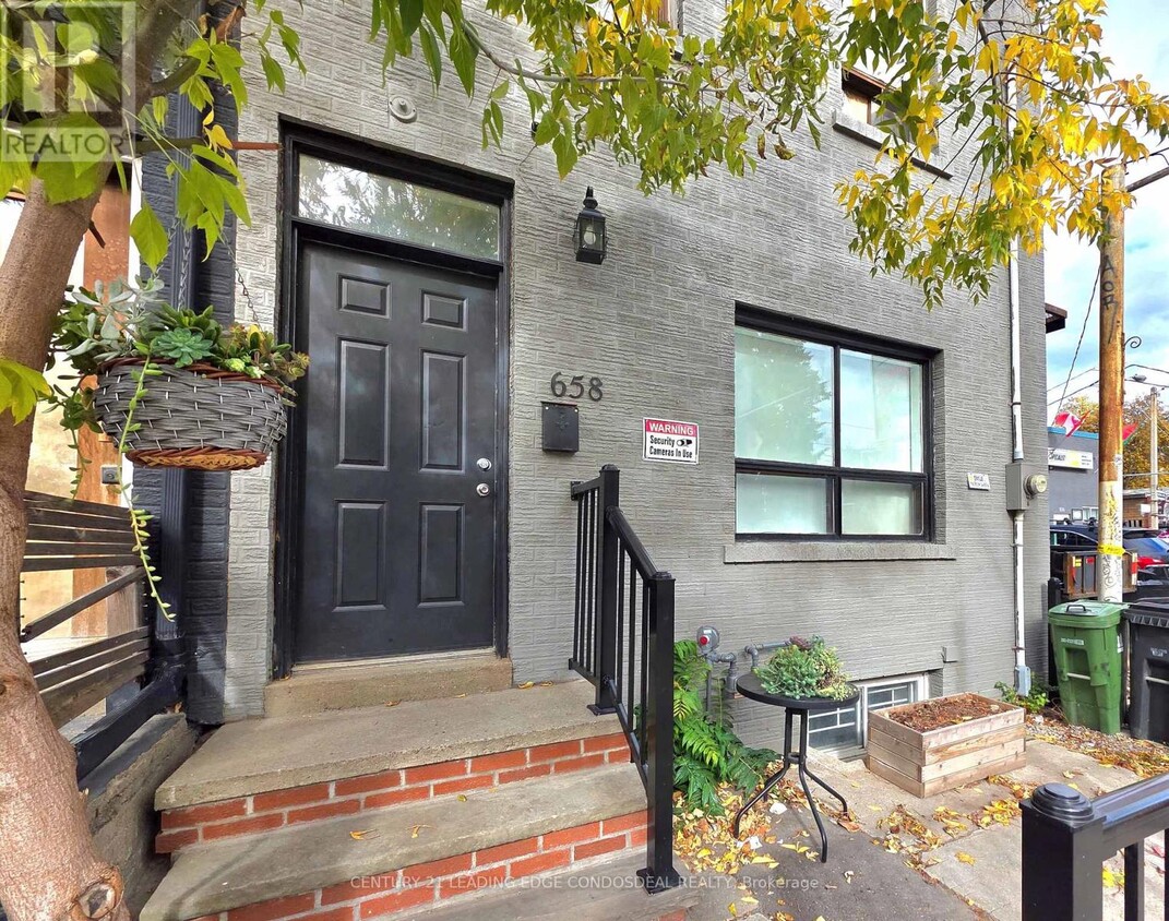 Primary Photo - 658 Dundas St W