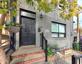 Building Photo - 658 Dundas St W