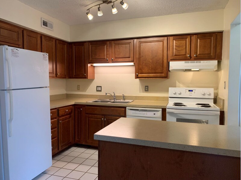 Primary Photo - 2020 Stoney Point Ln